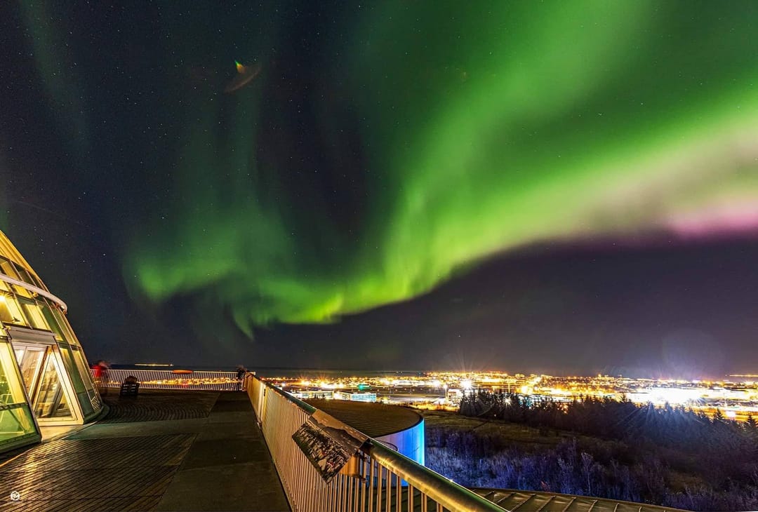 Luces del norte desde la terraza de Perlan
