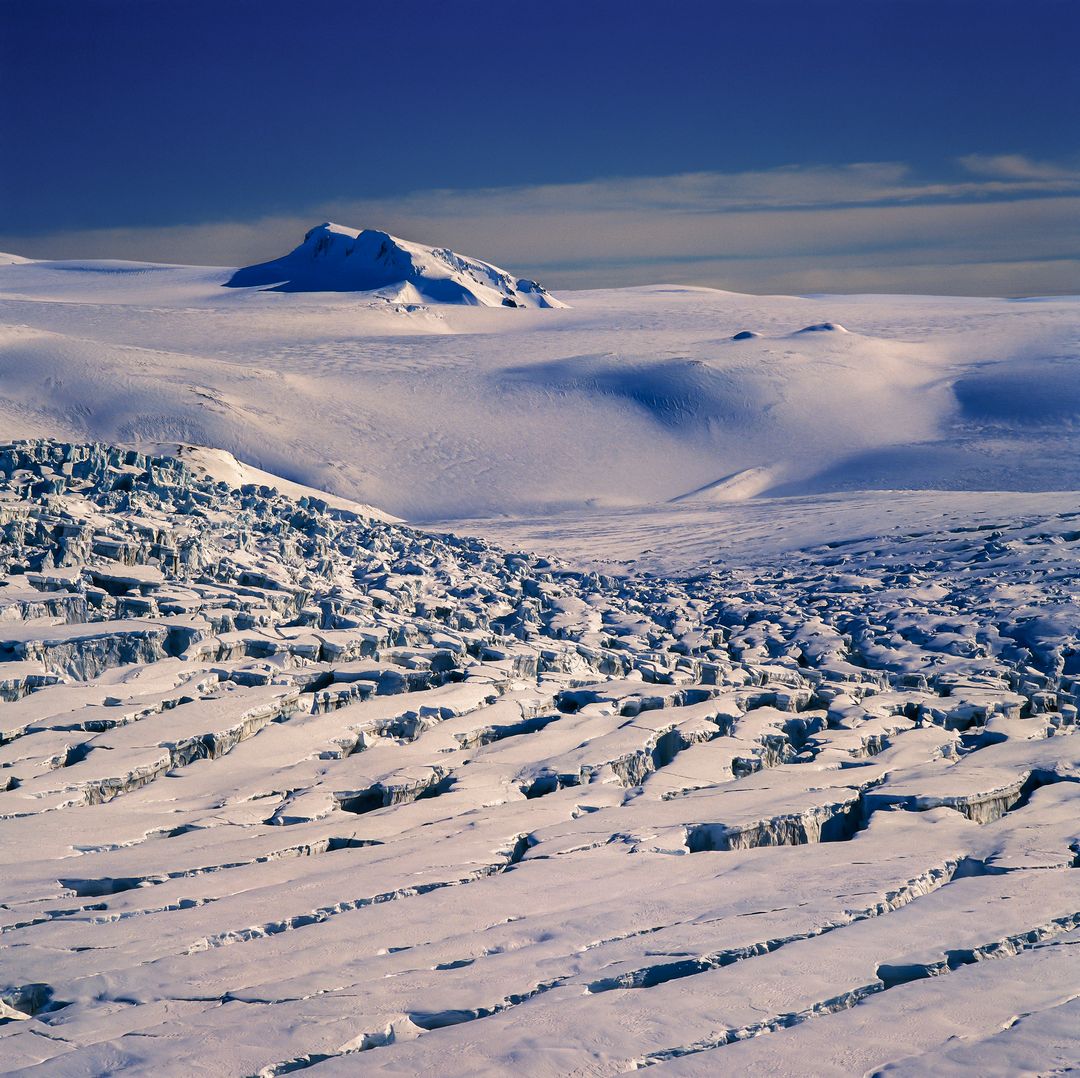 Hvannadalshnúkur covered in snow with mulitple cracks