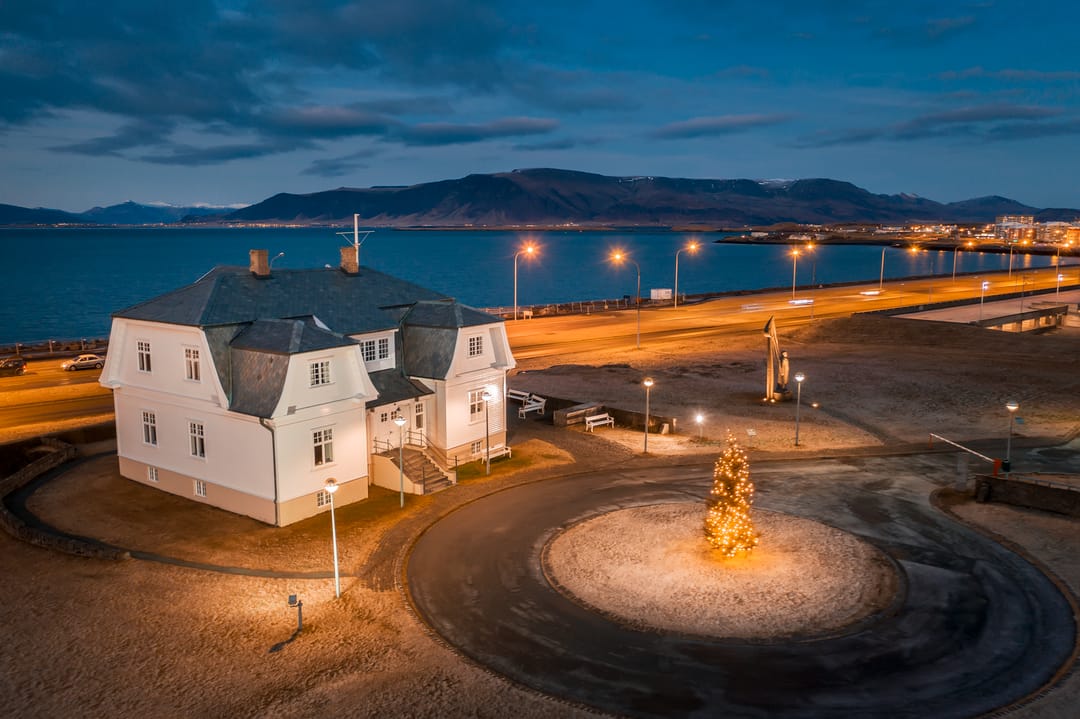 Hofdi House at night 