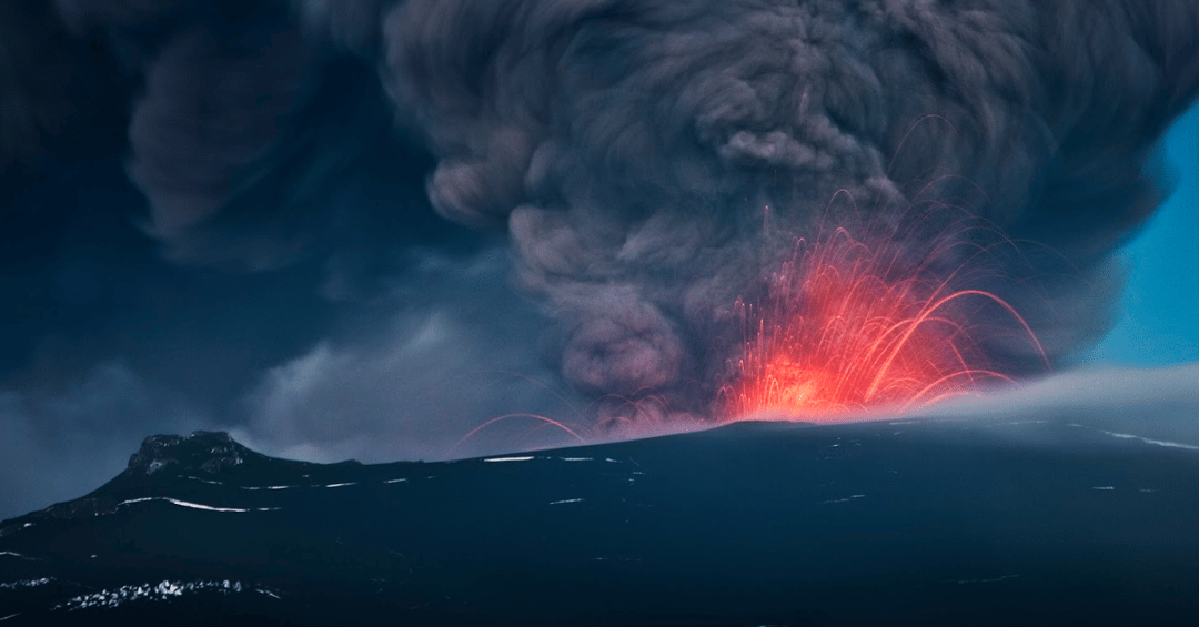 Phreatomagmatic eruption with lava and black ash cloud