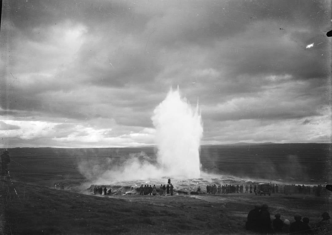 Geysir erupting