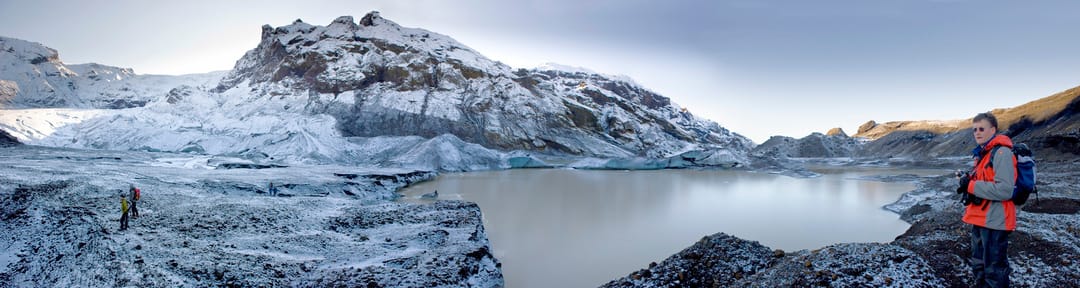 tourists at steinholtsjokull glacier