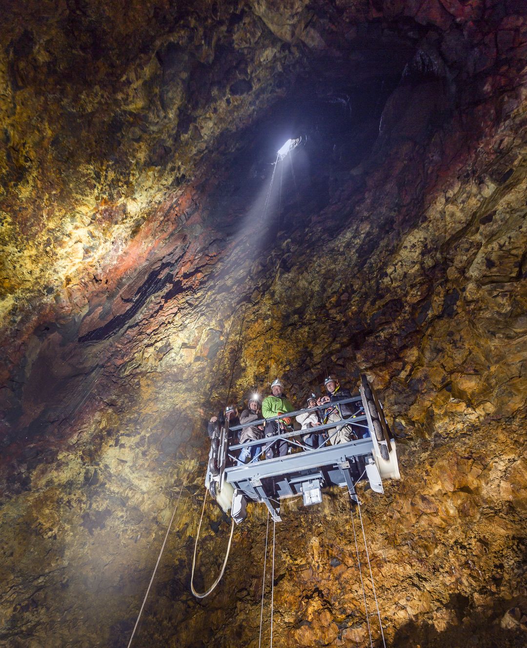 Descending into Þrihnukagigur