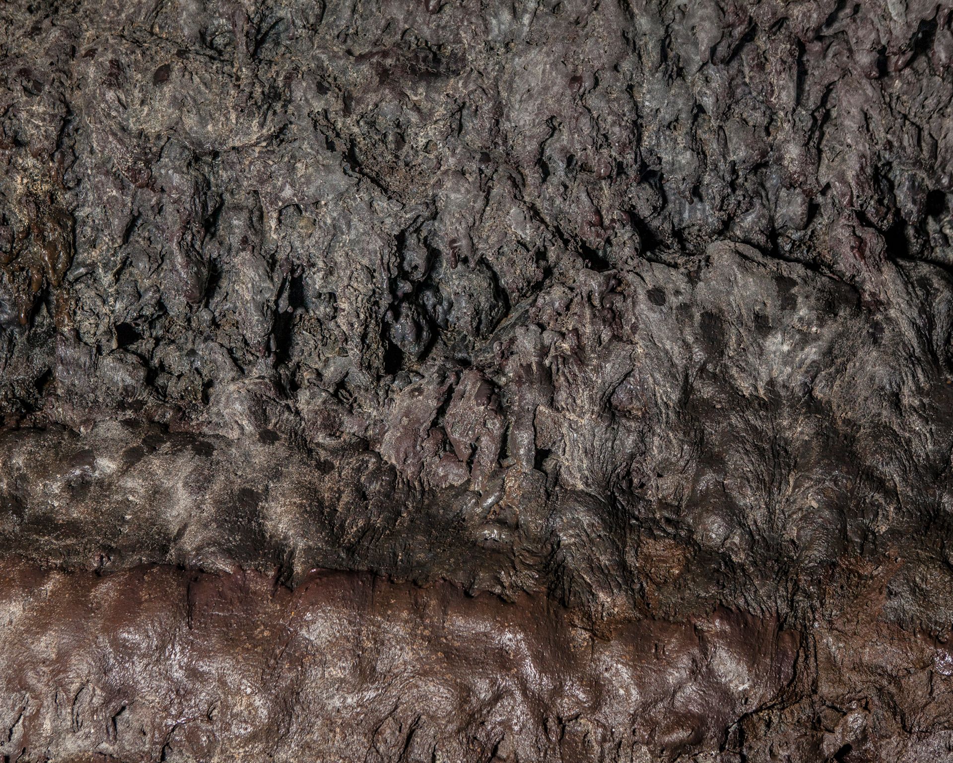the lava formation at Vatnshellir Cave
