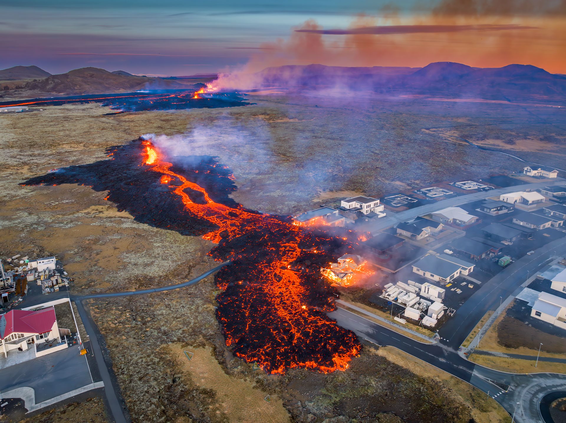 Lava overflowing on houses in Grindavík